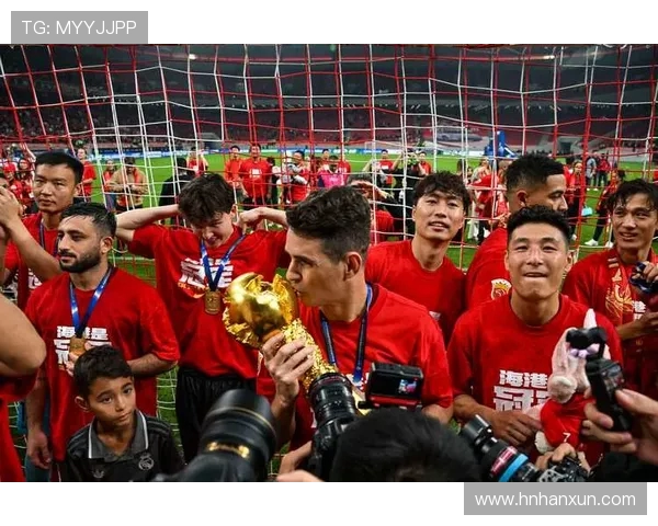 上海足球队技术争议引发热议球迷与专家各执己见探讨战术与表现